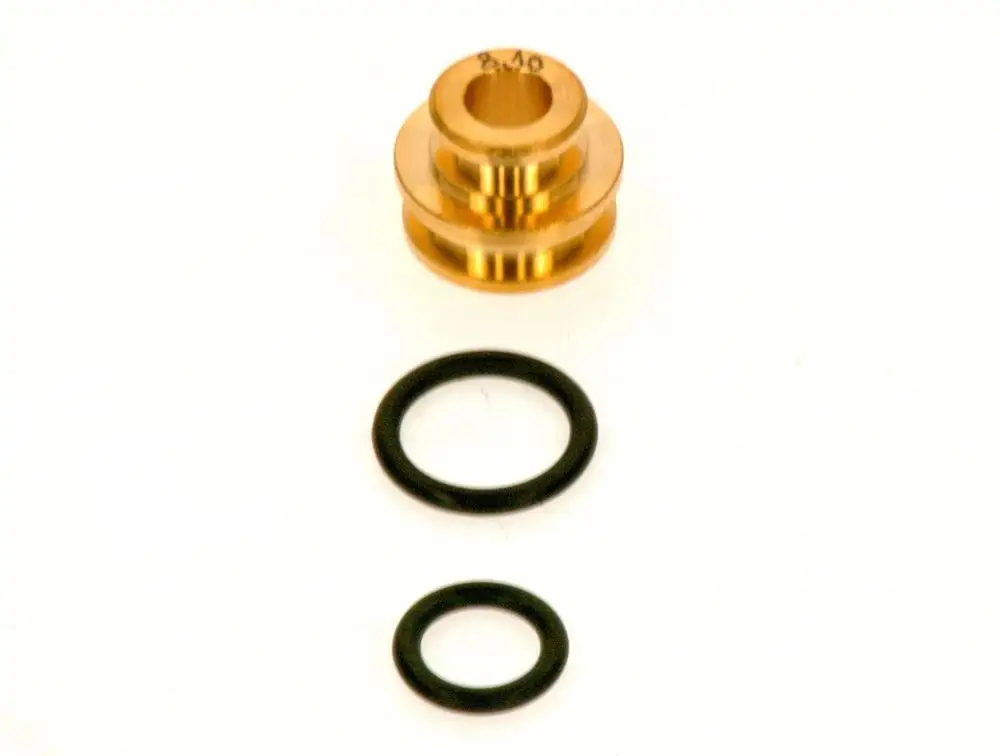 Bosch Düse aus Metall mit zwei schwarzen O-Ringen darunter, auf weißem Hintergrund. Die Düse hat eine zentrale Öffnung und eine ringförmige Struktur.